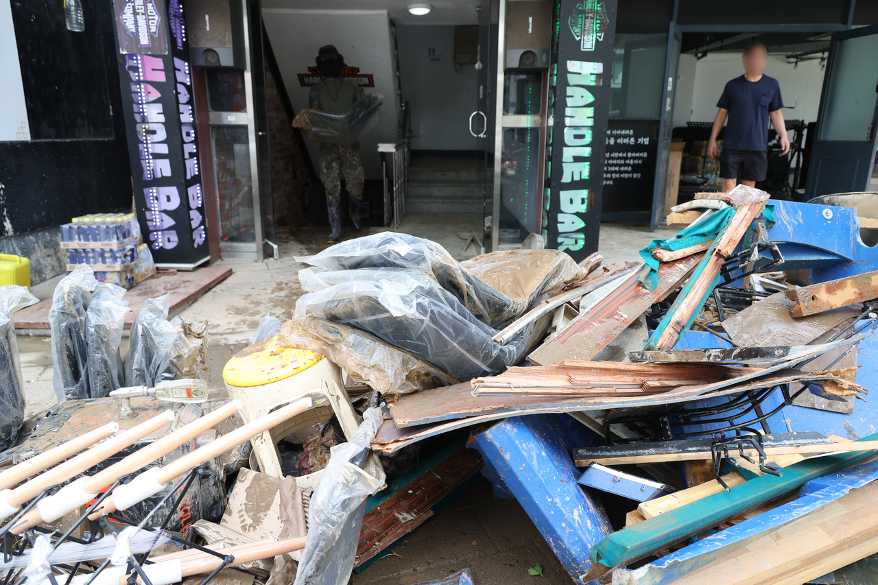 정부는 이달 3일 경북 안동시(일직면, 남선면, 임하면), 의성군(단촌면)에 이어  21일 집중호우로 큰 피해를 본 경남 거제시와 통영시(산양읍·봉평동)을 특별재난지역으로 선포했다. 사진은 거제시 옥포동의 한 침수 피해 상가 앞에 물에 젖거나 파손된 집기와 폐기물이 쌓여 있는 모습. [연합]
