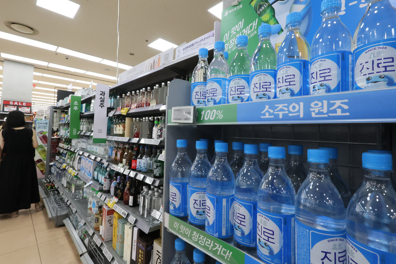 A liquor aisle at a hypermarket in Seoul. [Yonhap]