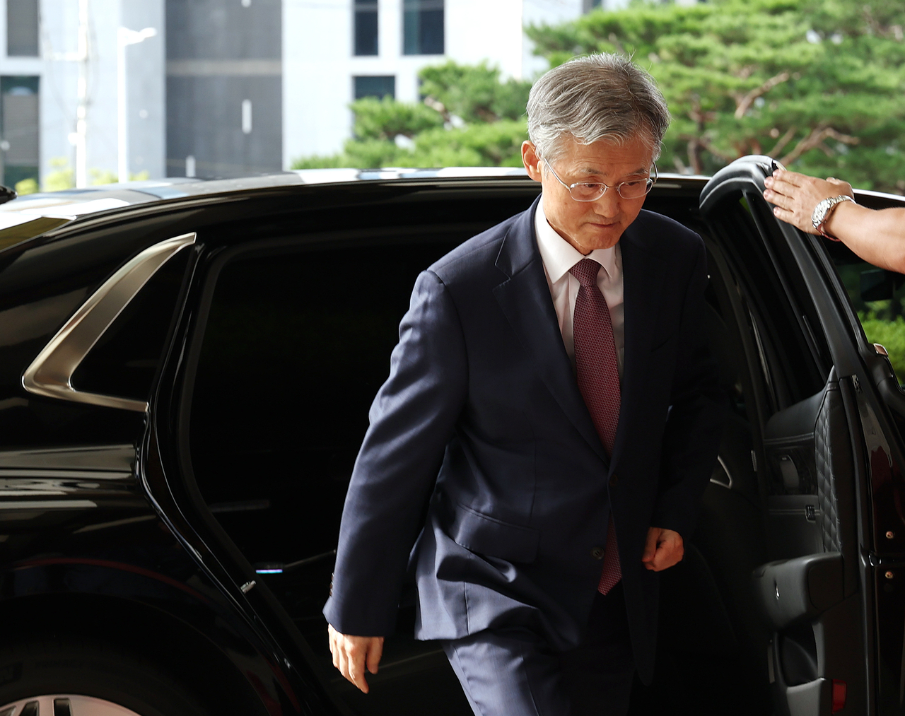 조희대 대법원장이 25일 서울 서초구 대법원으로 출근하고 있다. [연합]