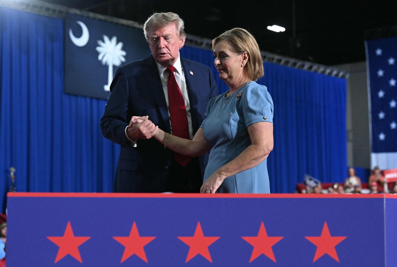 US President Donald Trump (left) helps US Sen. Darline Graham off the stage during a campaign rally at Myrtle Beach Convention Center in Myrtle Beach, Carolina, Friday.    (AFP-Yonhap)