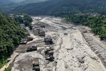 Flash flood in Nepal leaves 8 Koreans missing, 10 stranded