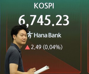 갈 길 잃은 코스피…美 반도체주 반등에도 6700선 보합[투자360]