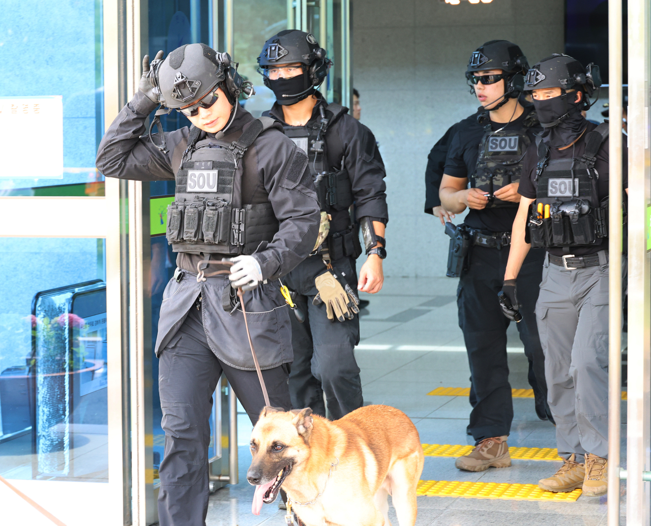 Police special operations officers search Changwon District Court in South Gyeongsang Province on Wednesday after the court received an email threatening an explosion. (Yonhap)