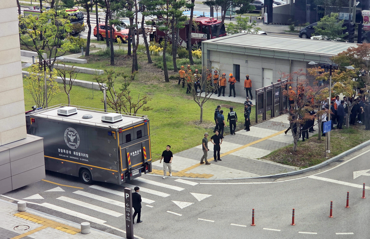 Police limit access to the Jeonju District Court in North Jeolla Province on Wednesday after the courthouse received an email threatening an explosion. (Yonhap)