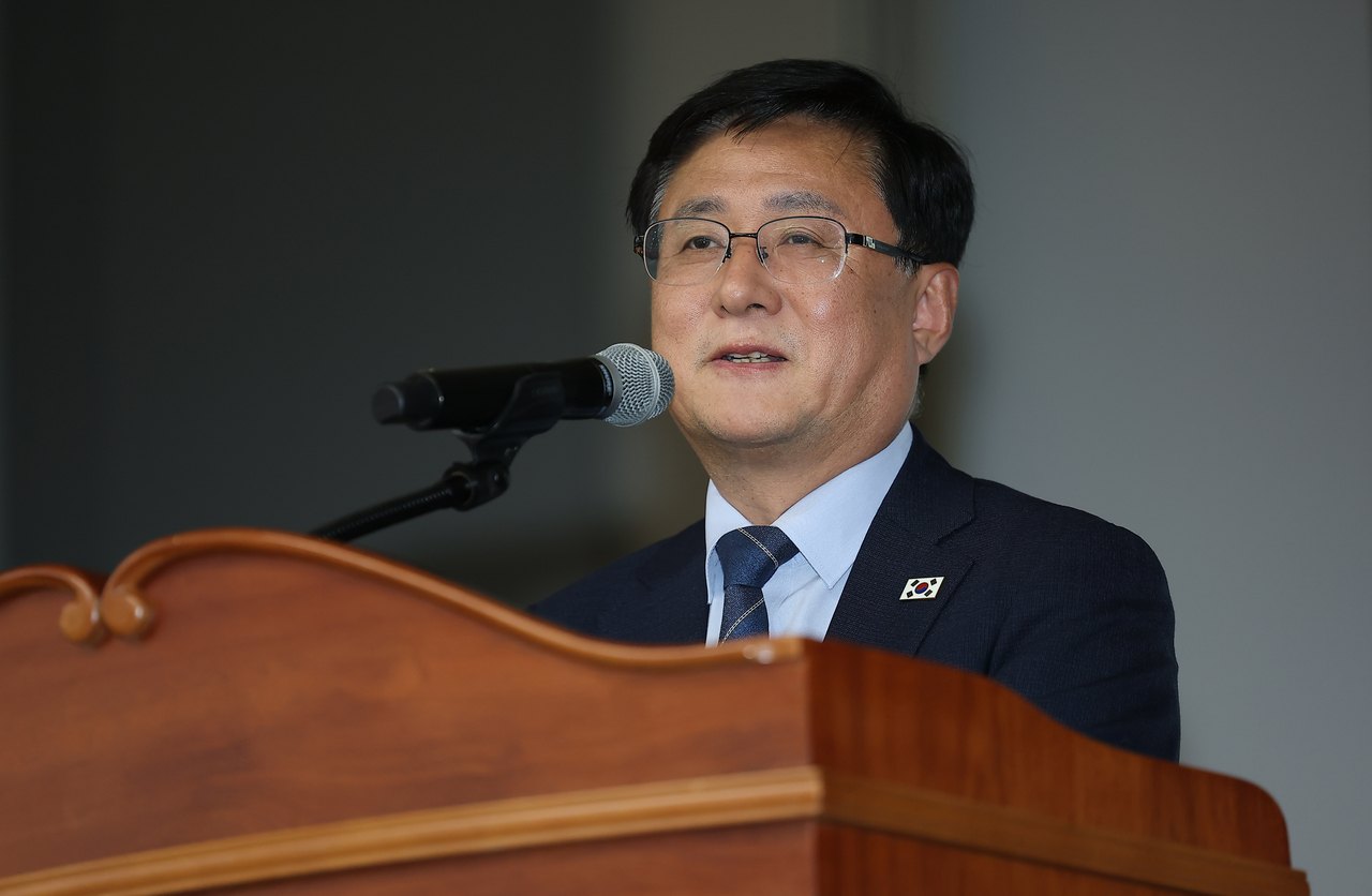 Kim Sung-whan, minister of climate, environment and energy, speaks during public hering on regional electricity rates plan in Seoul on Wednesday. (Yonhap)