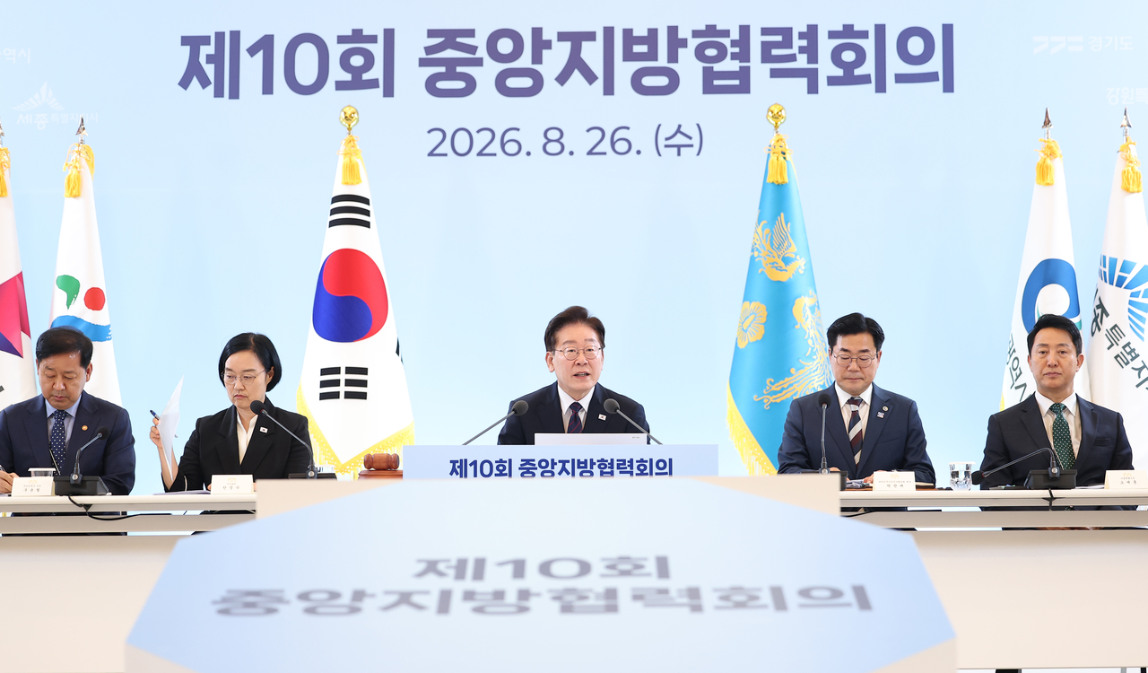 이재명 대통령이 26일 청와대에서 열린 제10회 중앙지방협력회의에서 발언하고 있다.
왼쪽부터 구윤철 부총리 겸 재정경제부 장관, 한성숙 국무총리, 이 대통령, 박찬대 시도지사협의회장(인천시장), 오세훈 서울시장. [연합]