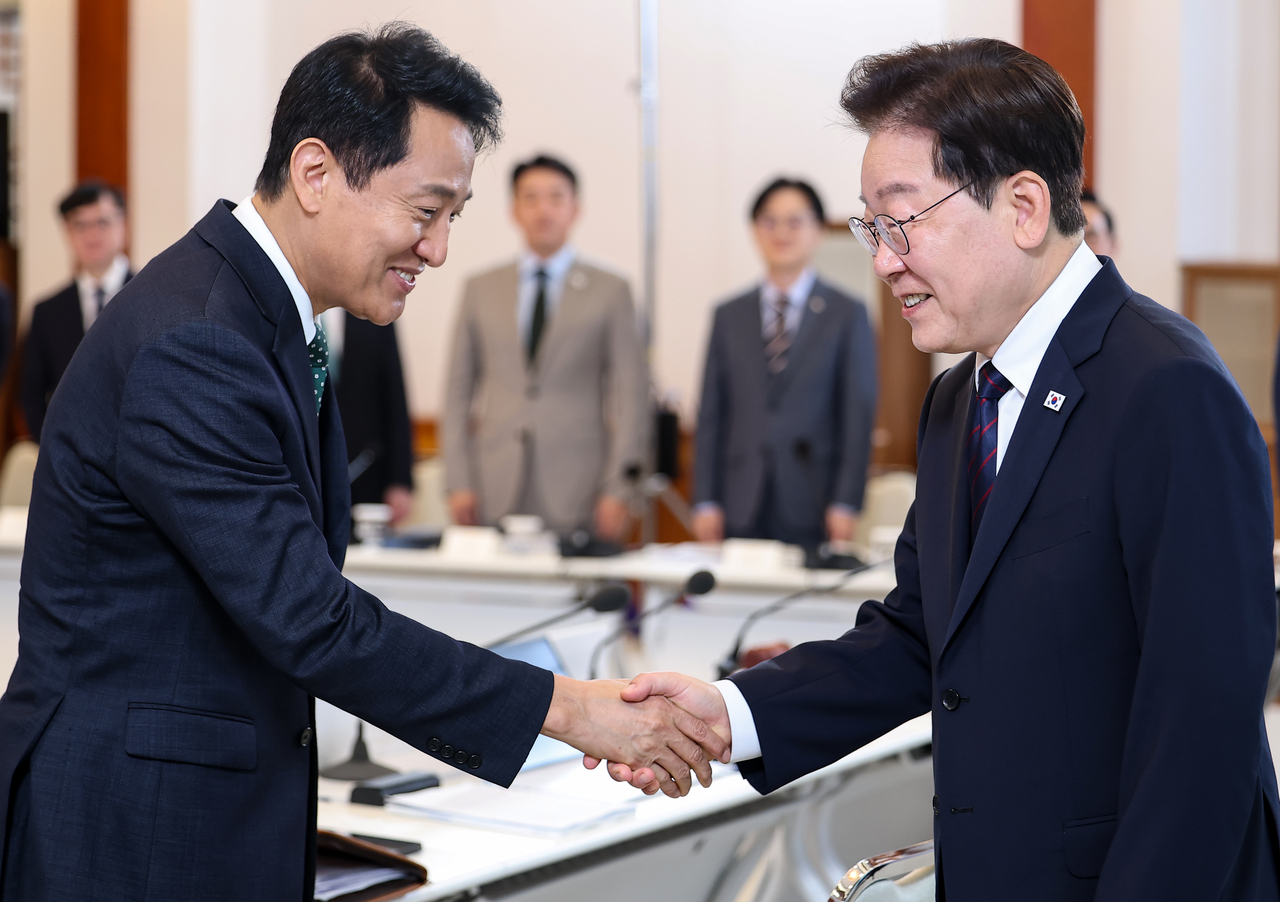 이재명 대통령이 26일 청와대에서 열린 제10회 중앙지방협력회의에서 오세훈 서울시장과 인사하고 있다. [연합]
