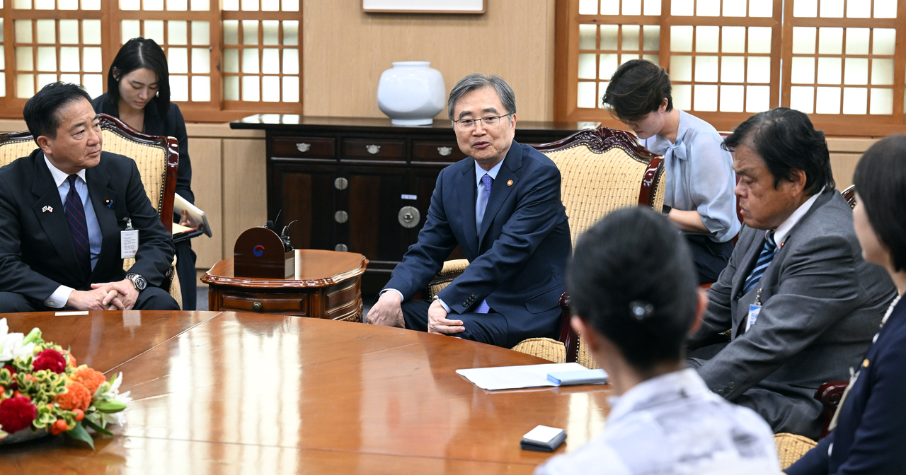 조현 외교부 장관이 26일 서울 종로구 정부서울청사 외교부에서 나가시마 아키히사 일한의원연맹 간사장 등 일본 의원단을 접견하고 있다. [연합]