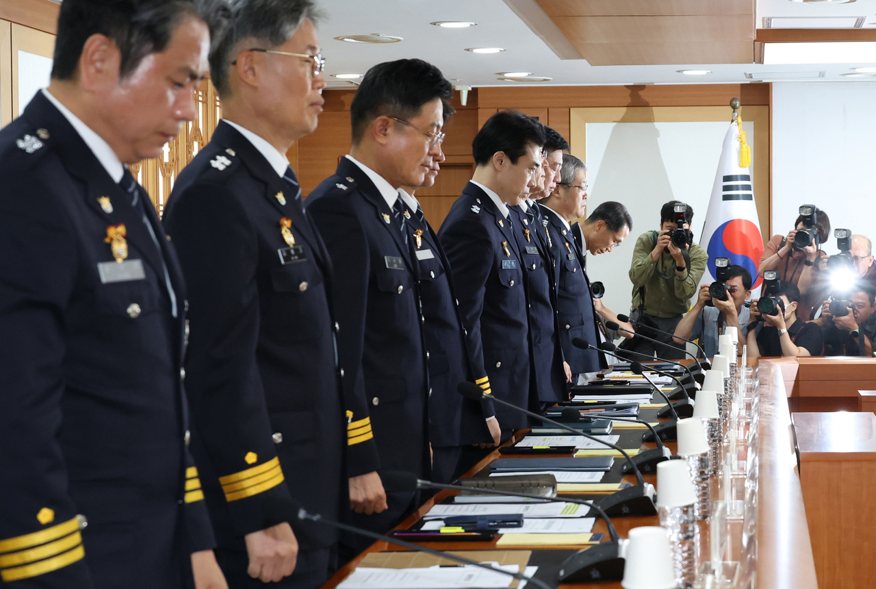Police officials bow in apology during a meeting at the Government Complex Seoul in Jongno-gu, Seoul, on Wednesday over the mishandling of a missing-person case in Jeju. (Yonhap)