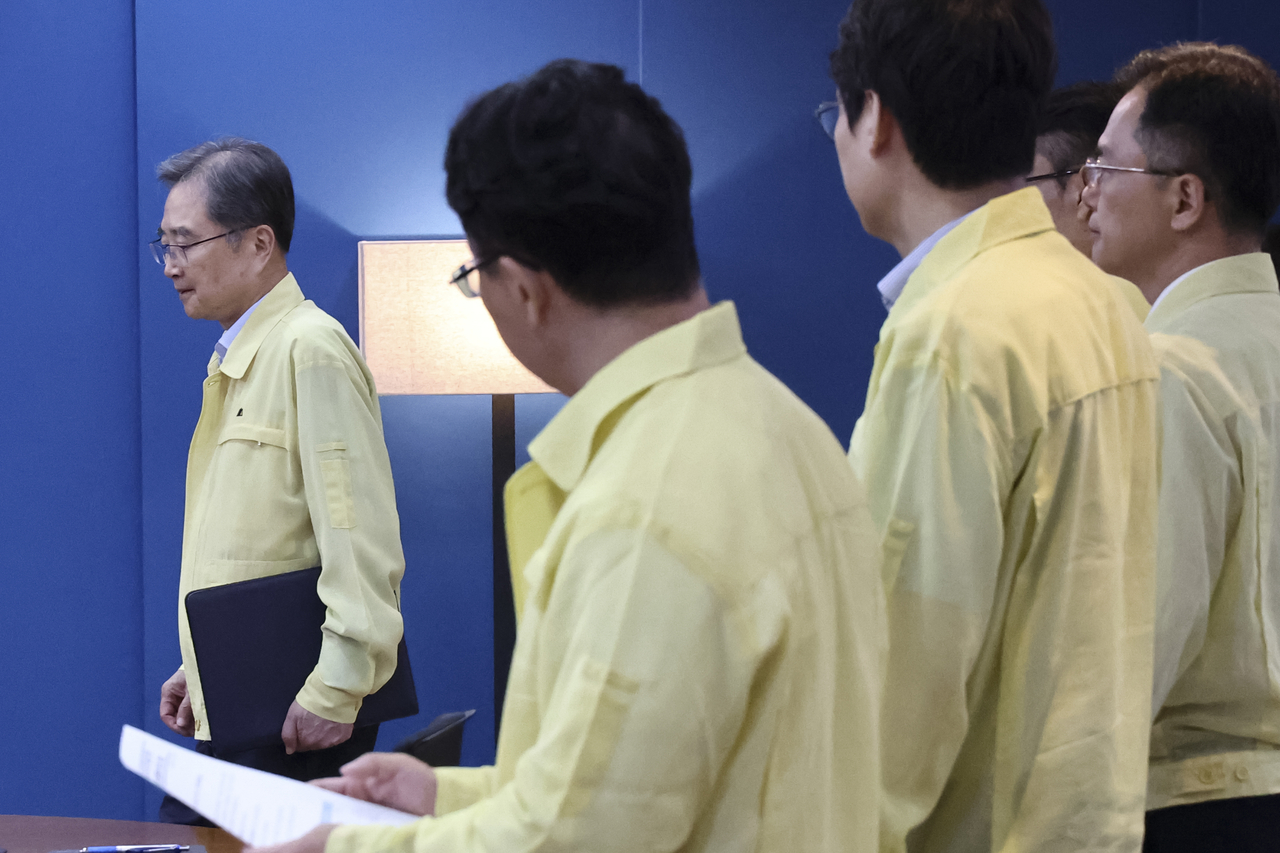 Foreign Minister Cho Hyun (first from left) attends a government task force meeting at the Foreign Ministry in Seoul on Wednesday on South Koreans affected by flooding in Nepal.
