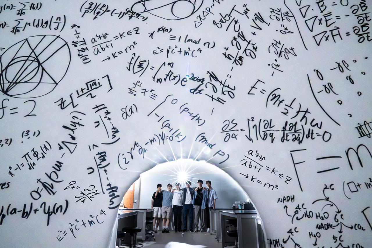 올림피아드 수상자 정민권(왼쪽부터), 김무연, 이권훤, 이현준, 홍승욱, 김동현 학생이 24일 오후 서울 종로구 서울과학고등학교에서 헤럴드경제와 인터뷰에 앞서 포즈를 취하고 있다. 임세준 기자