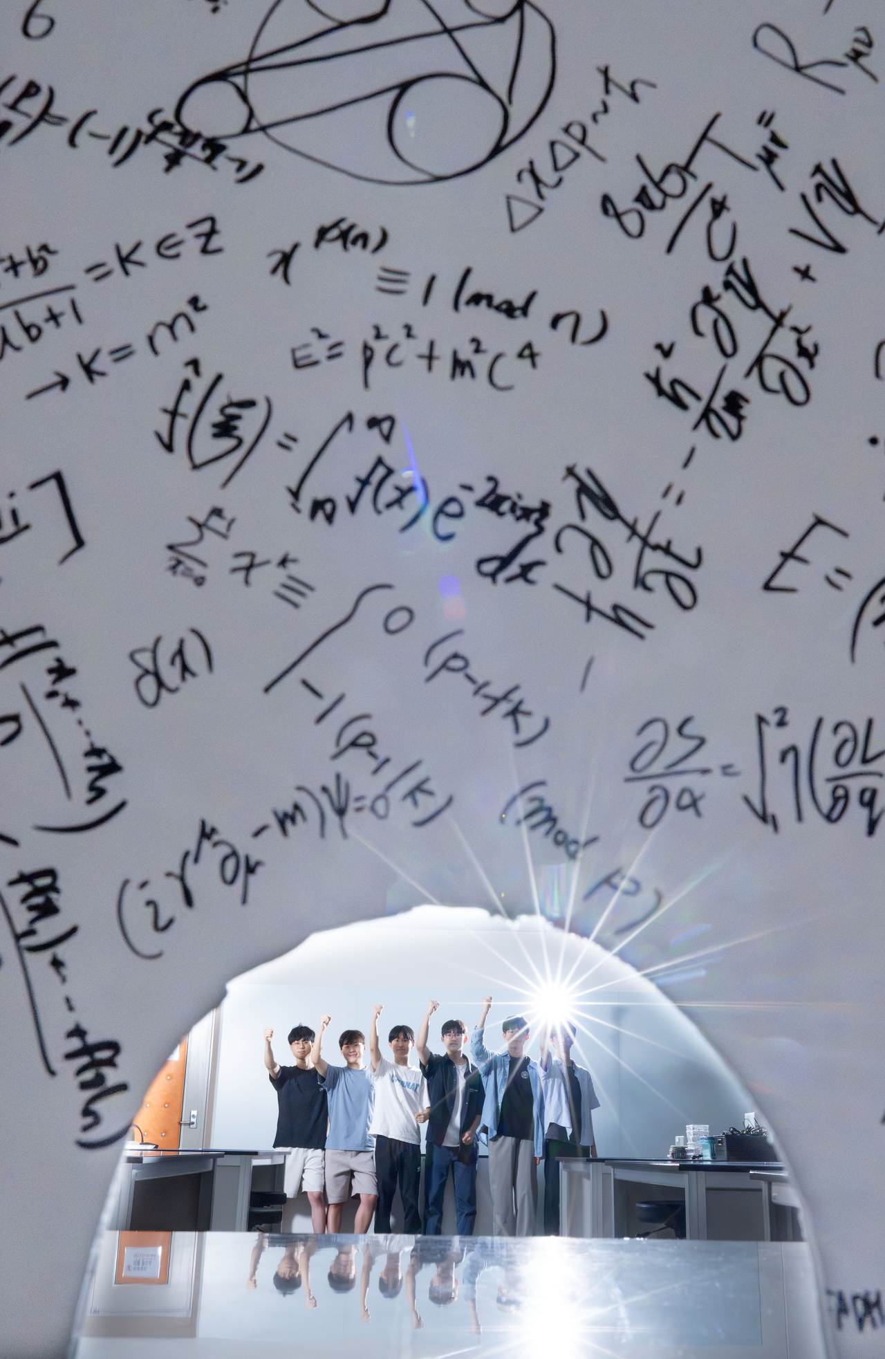 올림피아드 수상자 정민권(왼쪽부터), 김무연, 이권훤, 이현준, 홍승욱, 김동현 학생이 24일 오후 서울 종로구 서울과학고등학교에서 헤럴드경제와 인터뷰에 앞서 포즈를 취하고 있다. 임세준 기자