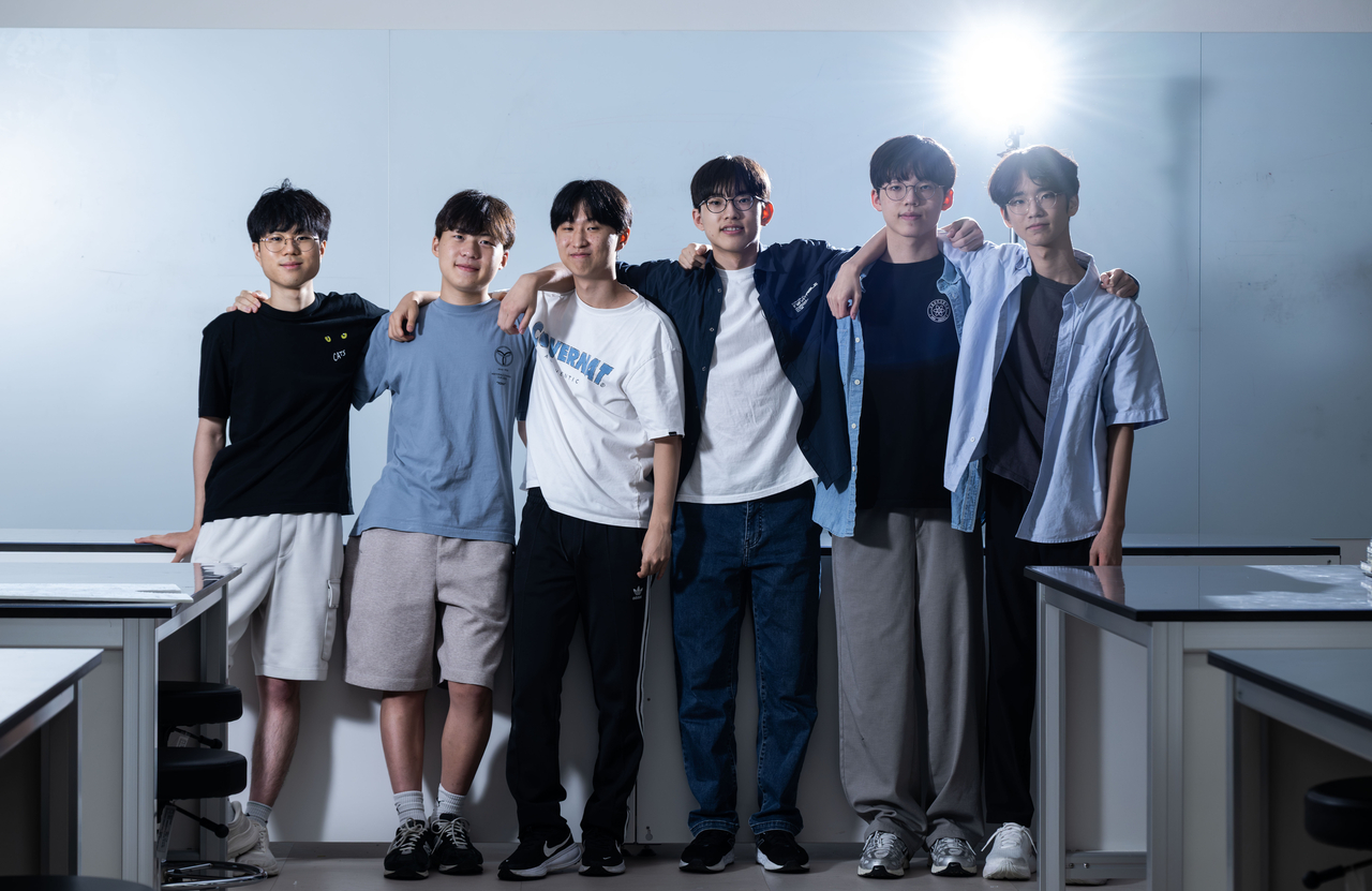 올림피아드 수상자 정민권(왼쪽부터), 김무연, 이권훤, 이현준, 홍승욱, 김동현 학생이 24일 오후 서울 종로구 서울과학고등학교에서 헤럴드경제와 인터뷰에 앞서 포즈를 취하고 있다. 임세준 기자
