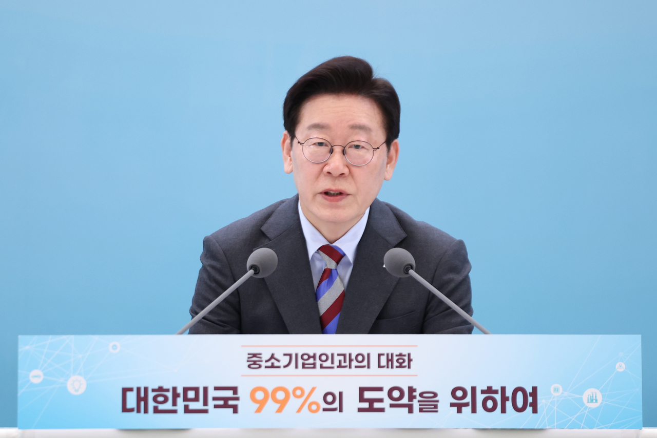 이재명 대통령이 지난 3월20일 청와대 영빈관에서 열린 중소기업인과의 대화에서 발언하고 있다.  이 대통령은 이 자리에서 “중소기업 지원사업은 헝클어진 머리카락과 같아서 빗어낼 필요가 있다”라고 지적했다. [연합]