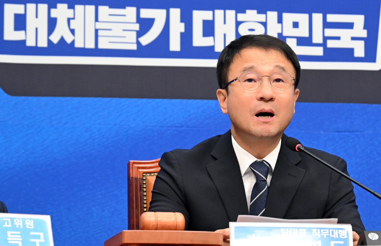 Han Byung-do, acting leader and floor leader of the Democratic Party of Korea, delivers opening remarks at a supreme council meeting held at the National Assembly in Yeouido, Seoul. (Lee Sang-sub)