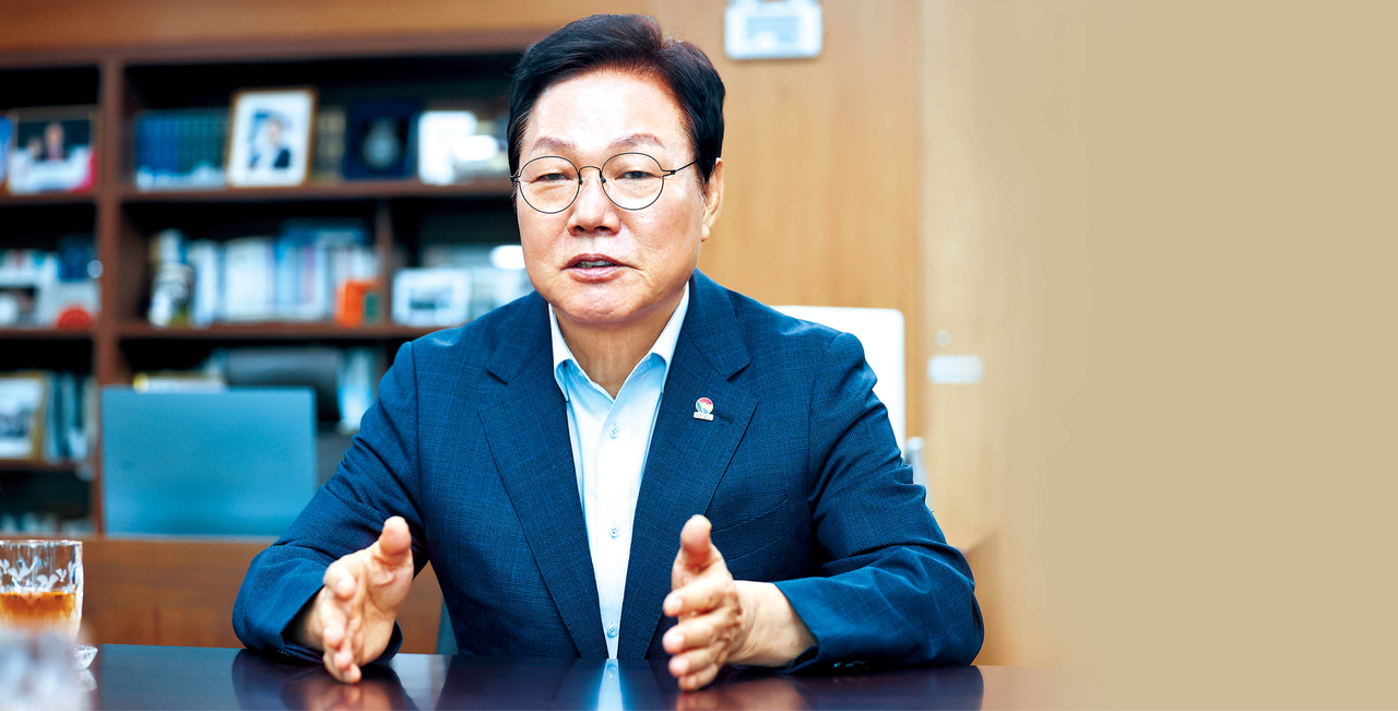 박완수 경남지사가 21일 경남도청 내 도지사실에서 헤럴드경제와 인터뷰를 하고 있다. 그는 “재난을 총괄하는 통합지원센터를 만들겠다”고 말했다.  [경남도 제공]