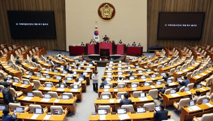 26일 국회에서 열린 본회의에서 범여권 주도로 이진숙 국민의힘 의원에 대한 제명 촉구 결의안이 통과되고 있다.  [연합]