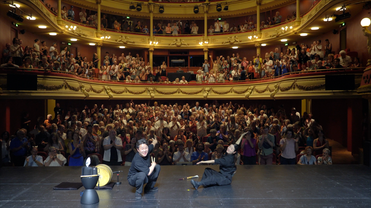 Lee Ja-ram (right) takes a curtain call after a performance of “Snow, Snow, Snow” at the Avignon Festival in France. (Wansung Playground)