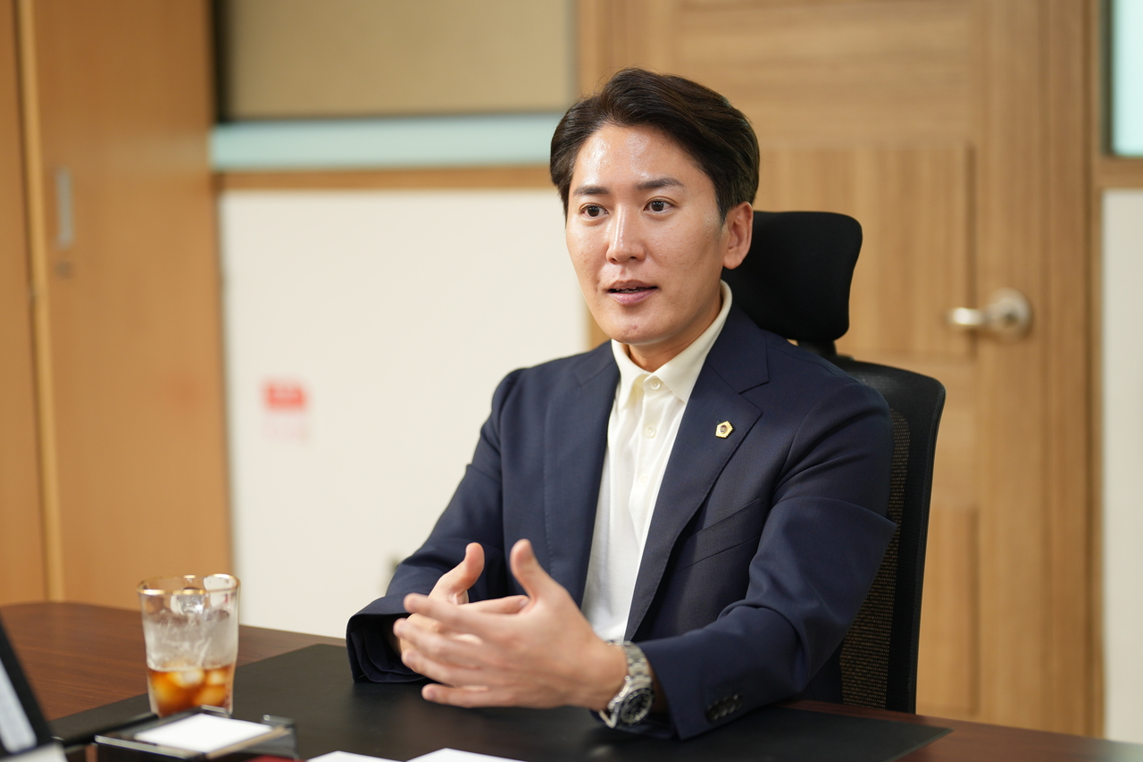 이 위원장이 한강의 교통·관광 기능과 시민 접근성 강화 방안에 대해 설명하고 있다. 양정원 기자