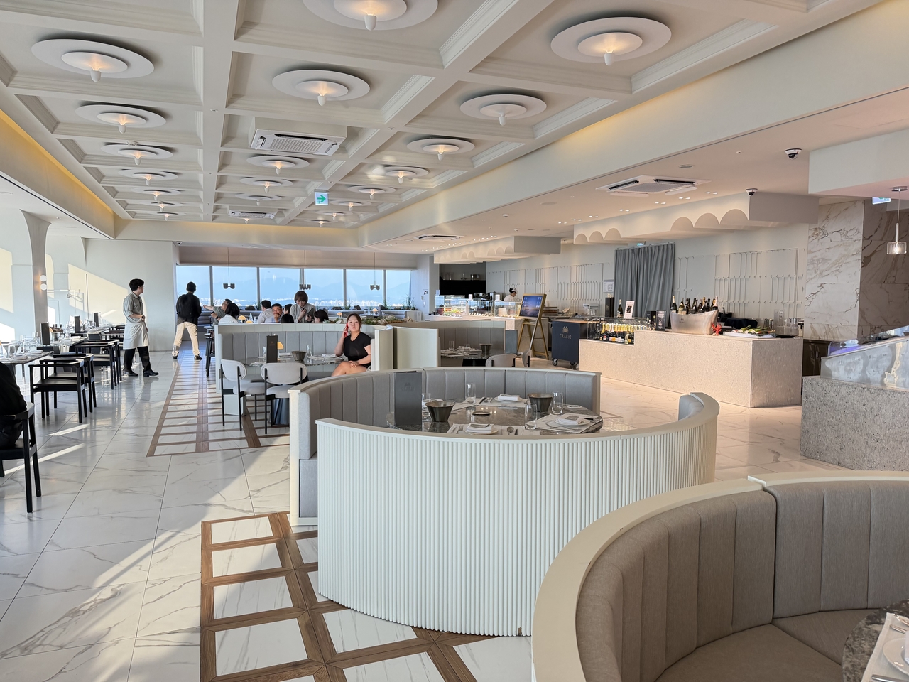 Crab 52, the country's most expensive buffet, occupies the 52nd floor of Trade Tower in Gangnam, Seoul. (Hong Yoo/The Korea Herald)