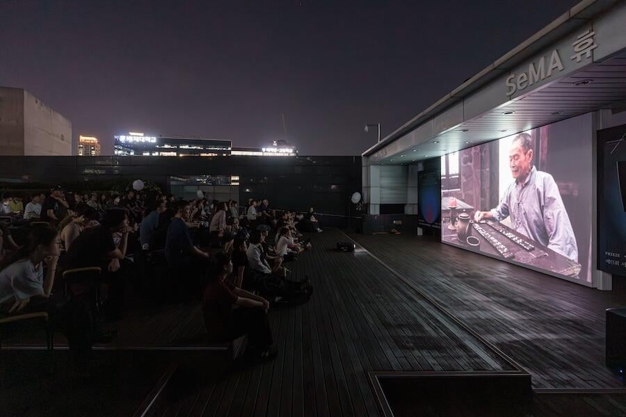Frieze Film, one of Frieze Seoul's citywide events, at a Seoul Museum of Art rooftop screening with the 13th Seoul Mediacity Biennale on Sept. 2, 2025 (Hong Cheol-ki/Seoul Museum of Art)