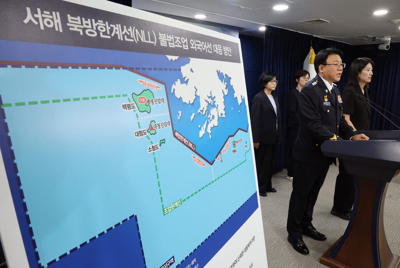 Acting Coast Guard Commissioner Gen. Jang In-sik briefs the media on the pan-government plan to crack down on illegal fishing by foreign vessels in the West Sea at the government complex in Seoul on Thursday. (Yonhap)