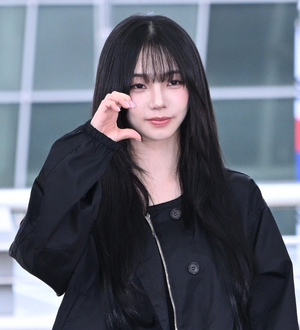 [포토]에스파 카리나 ‘사랑스런 볼 하트’