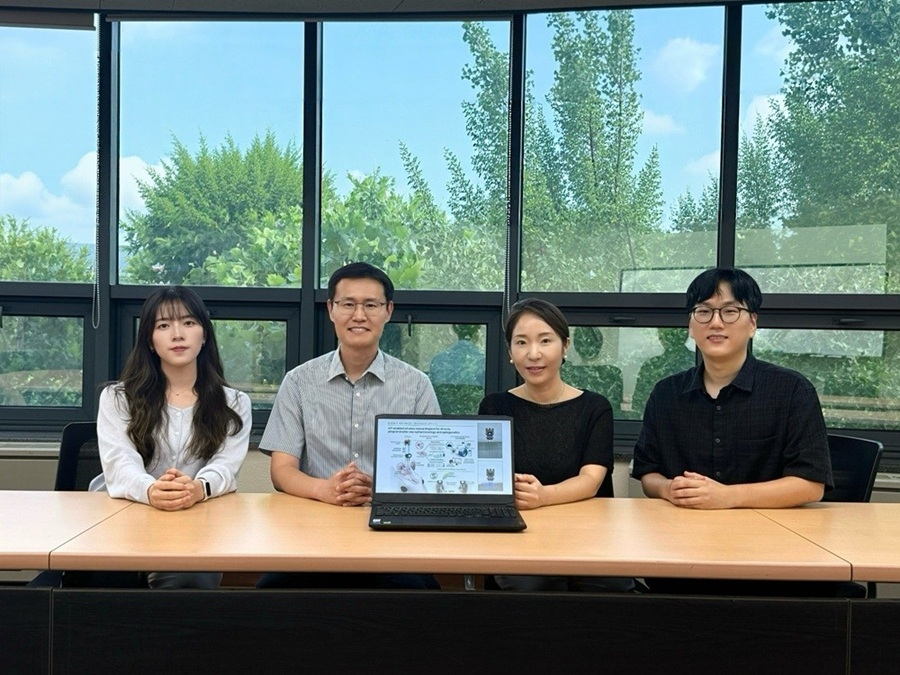 이번 연구를 수행한 KAIST, 연세대 공동연구진. 정은영(왼쪽부터) KAIST 박사과정, 정재웅 KAIST 교수, 김화영 연세대학교 의과대학 교수, 박종우 연세대학교 의과대학 박사과정.[KAIST 제공]