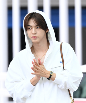 [포토]투어스 도훈 ‘후드집업 어떤가요?’