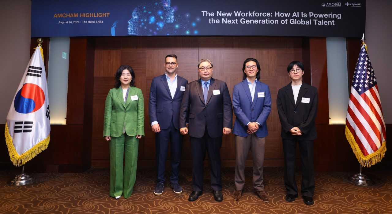 암참이 26일 서울신라호텔에서 스픽이지랩스와 함께  AI 시대 인재 전략과 조직 혁신을 주제로 행사를 개최했다. 행사 후 코너 즈윅(왼쪽 두번째) 스픽 공동창업자 겸 최고경영자(CEO), 권오형(가운데) 암참 부회장 겸 퀄컴 테크놀로지스 수석부사장·아시아태평양(APAC) 지역 총괄 사장 등이 기념사진을 찍고 있다. [암참 제공]