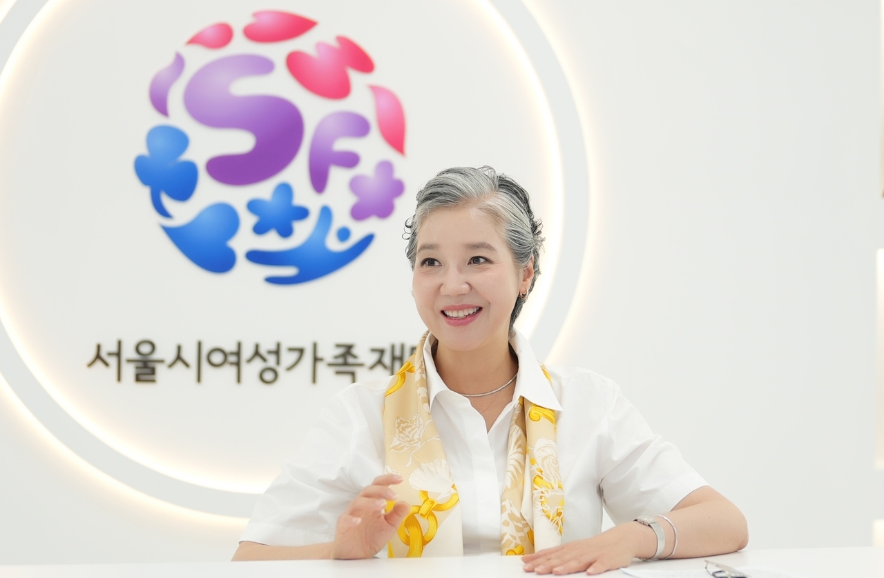 박정숙 서울시여성가족재단 대표이사가 ‘함께 그리는 내일, 미래 동행 캔버스’ 전시를 통해 평등한 참여의 의미를 시민들과 나눈다. 양정원 기자