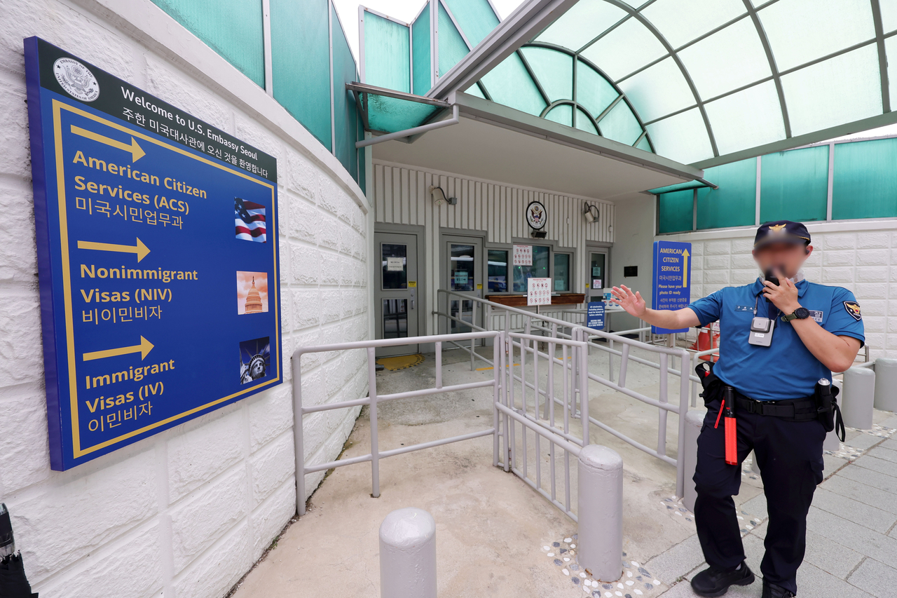 The entrance to the US Embassy in South Korea, located in Jongno-gu, Seoul, is empty on Wednesday as it suspends immigrant visa interviews through Aug. 31. (Newsis)
