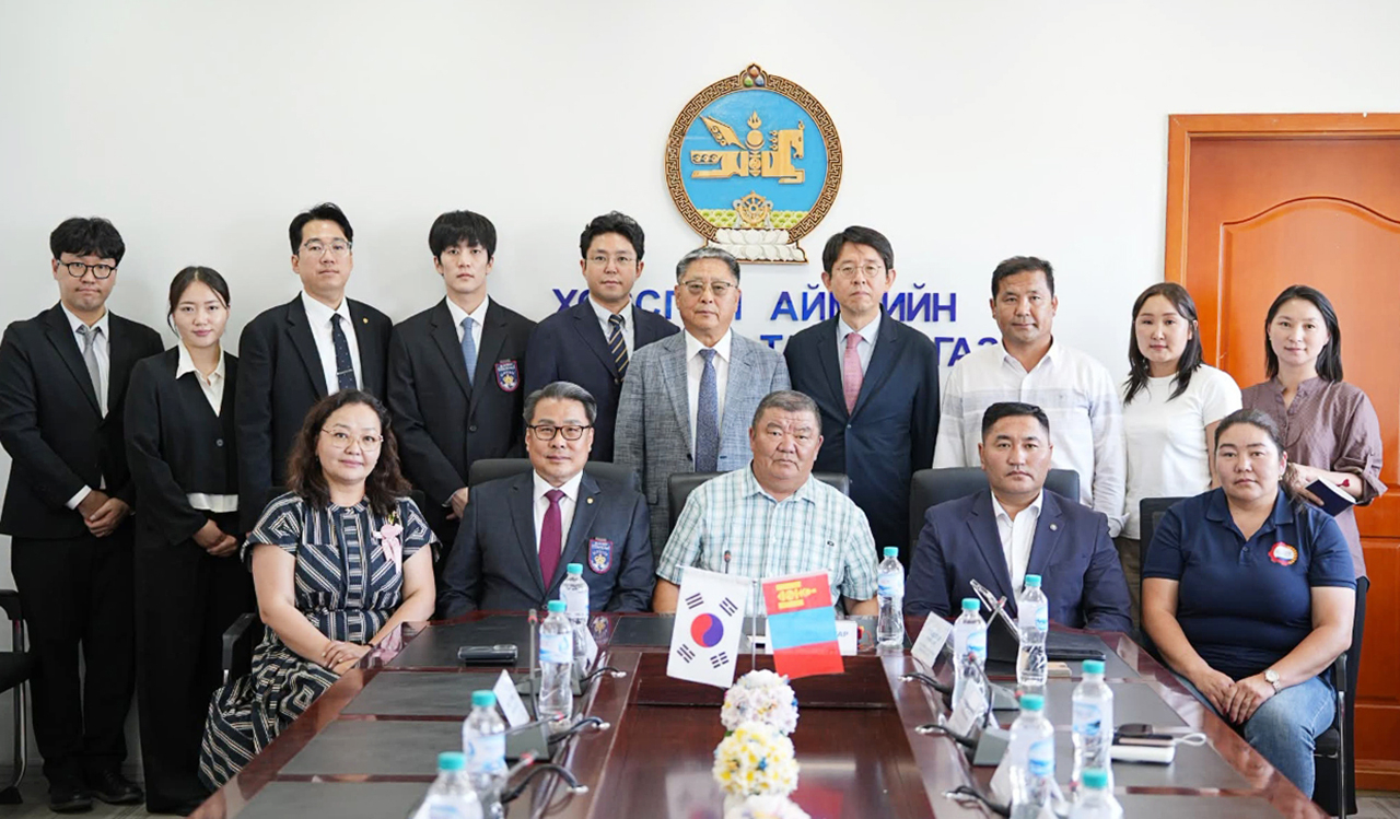 투무르바토르 홉스골주지사와 면담 후 기념촬영하는 관계자들.[대구한의대 제공]