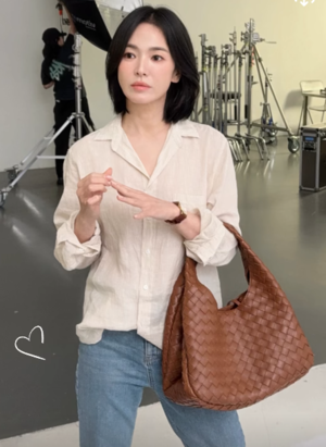 송혜교, 그냥 셔츠에 청바지일 뿐인데..20대 같은 청초美