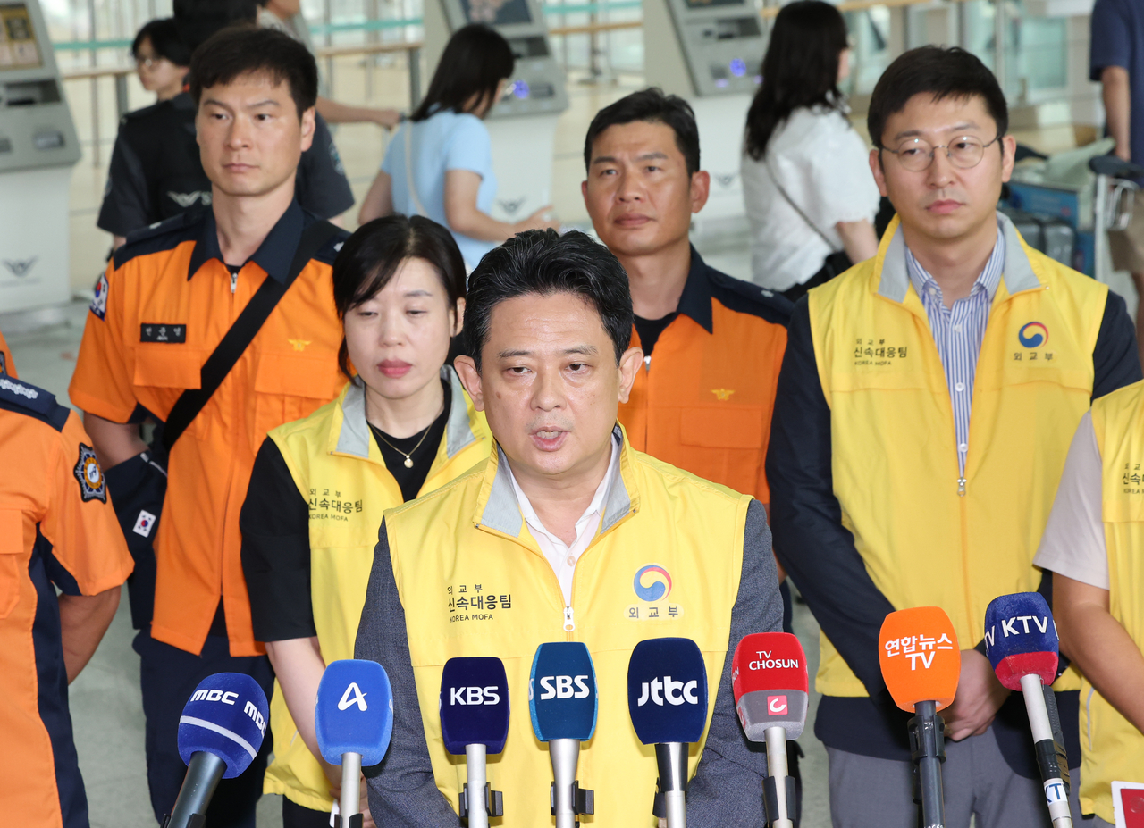 Lim Sang-woo (C), head of South Korea's Disaster Response Team, speaks to reporters at Incheon airport, west of Seoul, on Thursday, before the team heads to Nepal to support search and rescue efforts for nine South Koreans who remain unaccounted for following massive flooding in the country. (Yonhap)