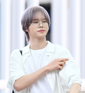 [포토]투어스 경민, ‘멀리서도 보이는 보라색 머리’