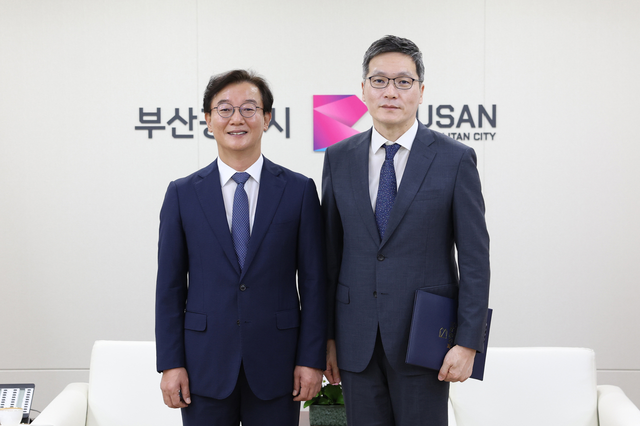전재수 부산시장은 27일 이동엽(오른쪽) 금융위 부이사관을 금융창업정책관에 임용했다. [부산시 제공]