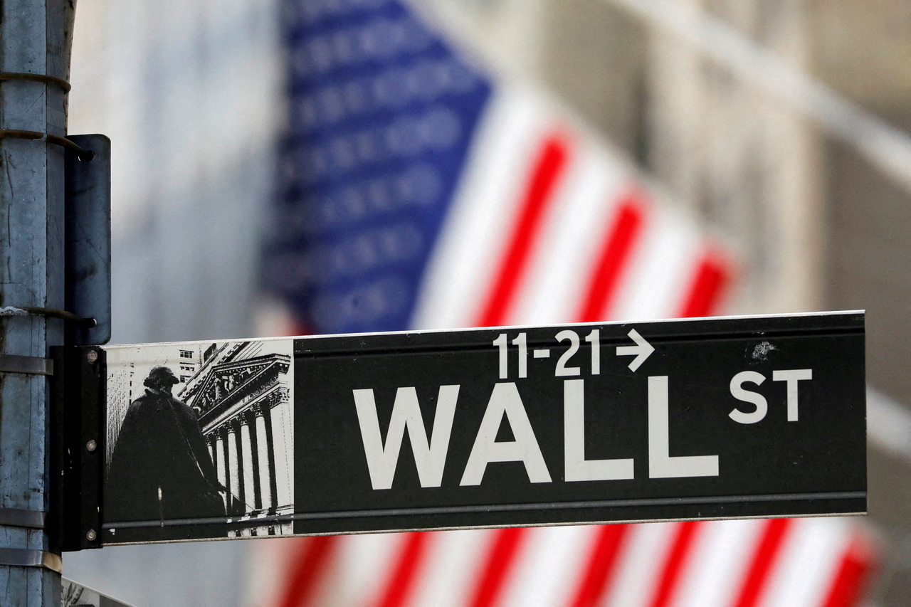 지난 2021년 7월 미국 뉴욕증권거래소(NYSE) 밖에 설치된 월스트리트 표지판의 모습. [로이터]
