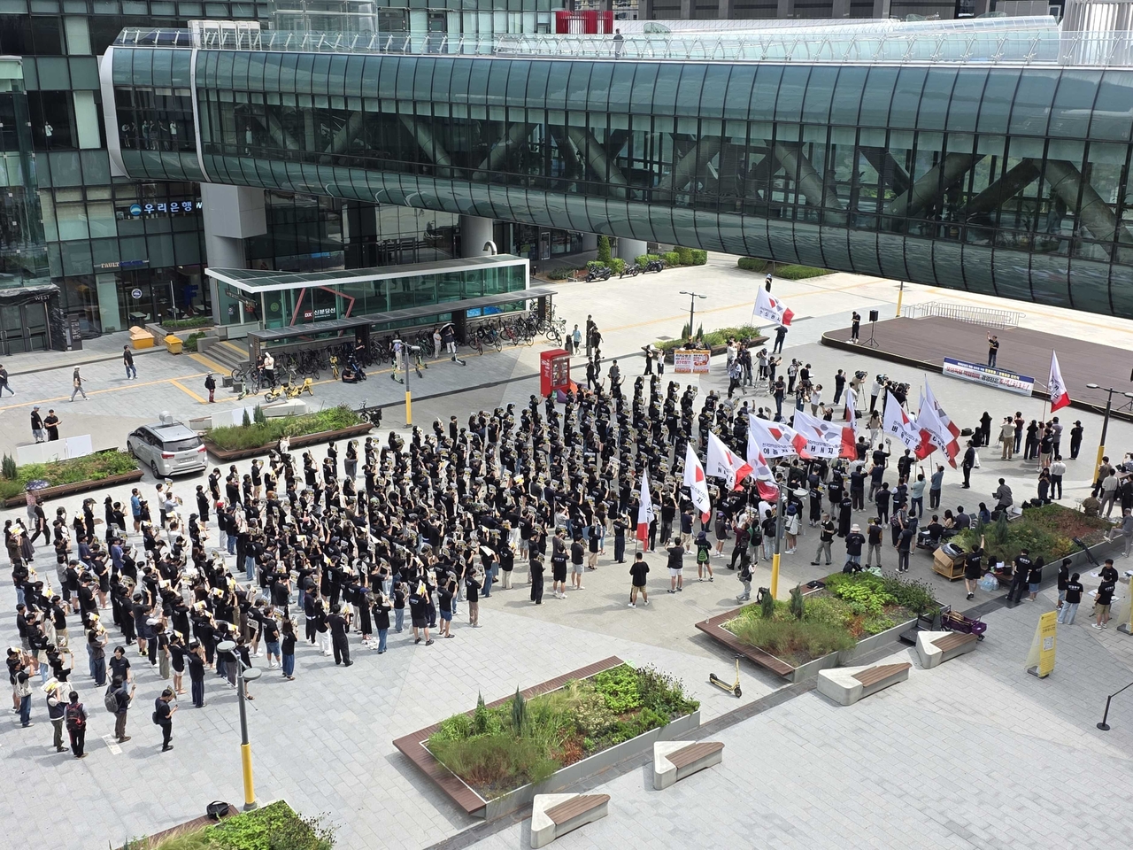 Kakao Bank union members hold a strike rally at Pangyo Station Plaza in Seongnam on Wednesday. [Crew Union]