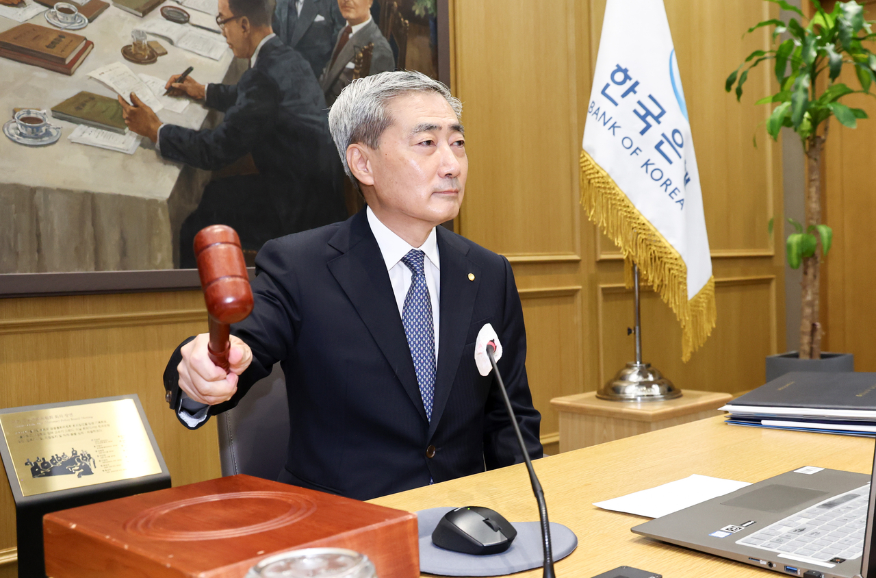 Bank of Korea Gov. Shin Hyun-song bangs the gavel to open a Monetary Policy Board meeting at the central bank in Seoul, Thursday. (Joint Press Corps.)