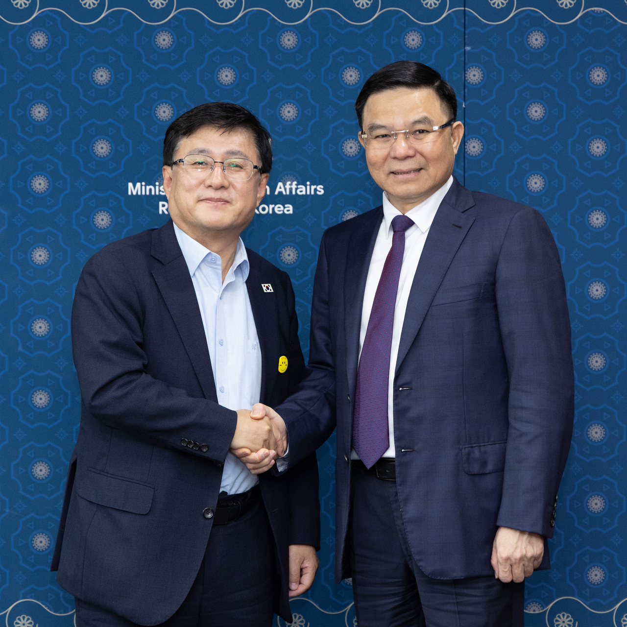 Kim Sung-hwan (left), minister of Climate, Environment and Energy, meets with Le Manh Hung, Vietnam's minister of Industry and Trade, at the Government Complex Seoul annex in Jongno-gu, Seoul, on Thursday morning to discuss ways to expand energy cooperation. [Ministry of Climate, Environment and Energy]