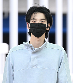 [포토]투어스 신유,‘마스크 사이로 보여지는 아우라’