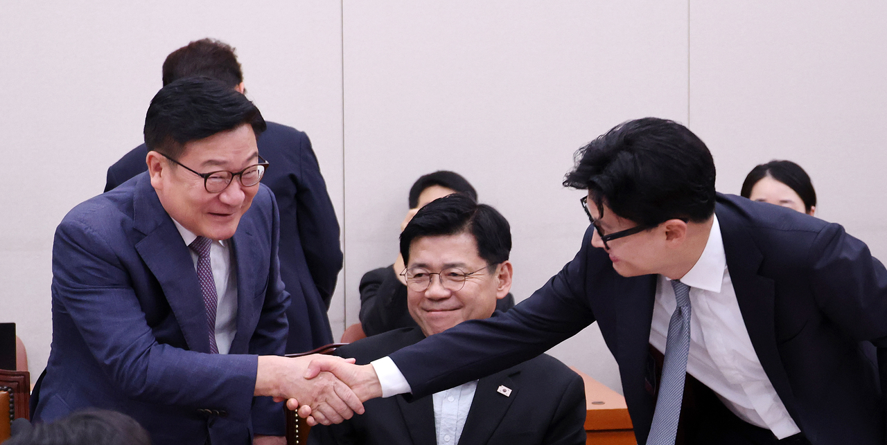 정점식(왼쪽) 국민의힘 원내대표와 한동훈 무소속 의원이 지난 11일 국회에서 열린 외교통일위원회 전체회의에서 악수하고 있다. [연합]