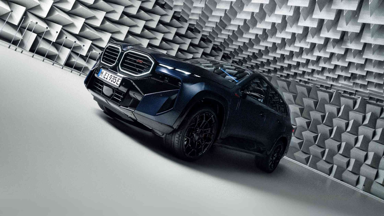 BMW M 전용 초고성능 SAV ‘BMW XM 레이블’. BMW코리아는 9월 2~5일 서울 코엑스에서 열리는 ‘프리즈 서울 2026’에서 이강소 작가와 협업 전시를 선보인다. [BMW코리아 제공]