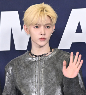 [포토]앤더블 장하오 ‘손인사’