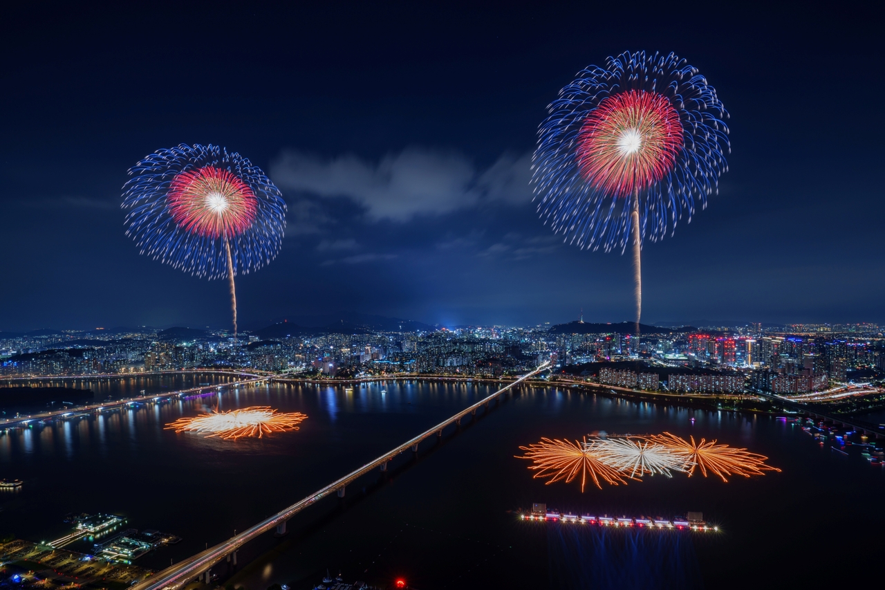 ‘한화와 함께하는 서울세계불꽃축제 2025’에서 선보인 ㈜한화의 불꽃. [한화 제공]