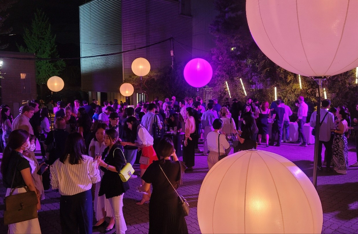 Visitors gather in Samcheong-dong during Samcheong Night, part of Frieze Seoul's Neighborhood Nights program, on Sept. 2, 2022. (Herald DB)