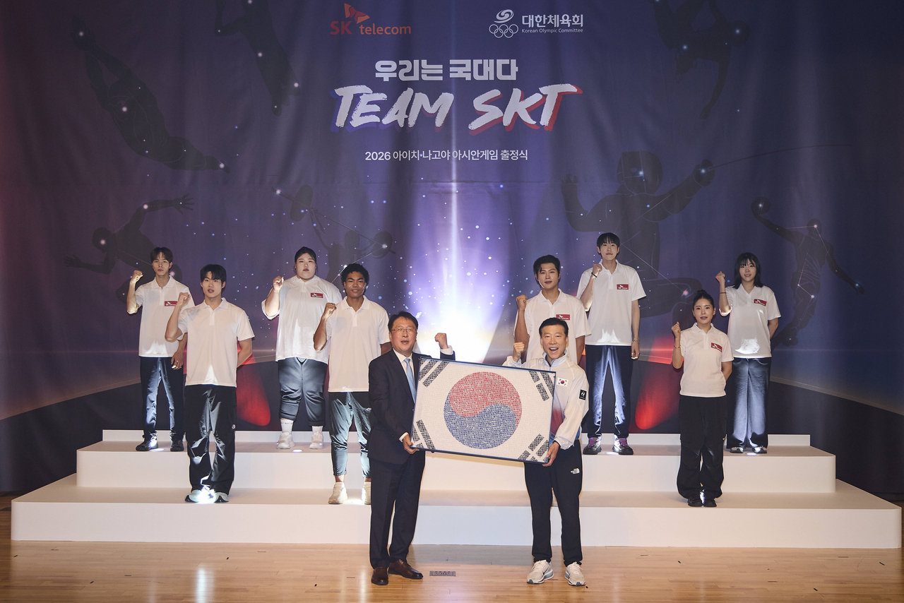 ‘팀 SKT’ 출정식에서 권영상(왼쪽부터) SKT Comm지원실장이 김택수 진천선수촌장(오른쪽) 및 팀 SKT 선수단과 기념사진을 촬영하고 있다. [SK텔레콤 제공]