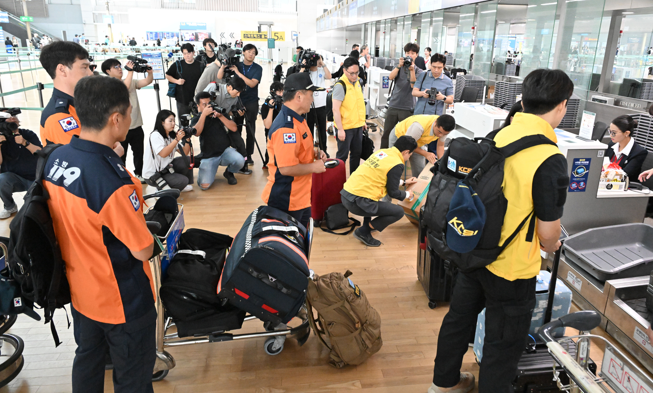 27일 오전 인천국제공항 제1여객터미널에서 외교부 신속대응팀 및 소방 관계자들이 네팔 대홍수 사태를 수습하기 위해 출국하고 있다.  영종도=임세준 기자