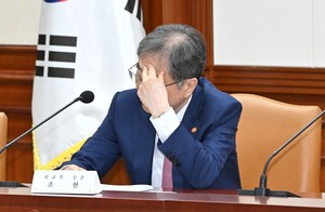 [헤럴드pic] 고심하는 조현 외교부 장관